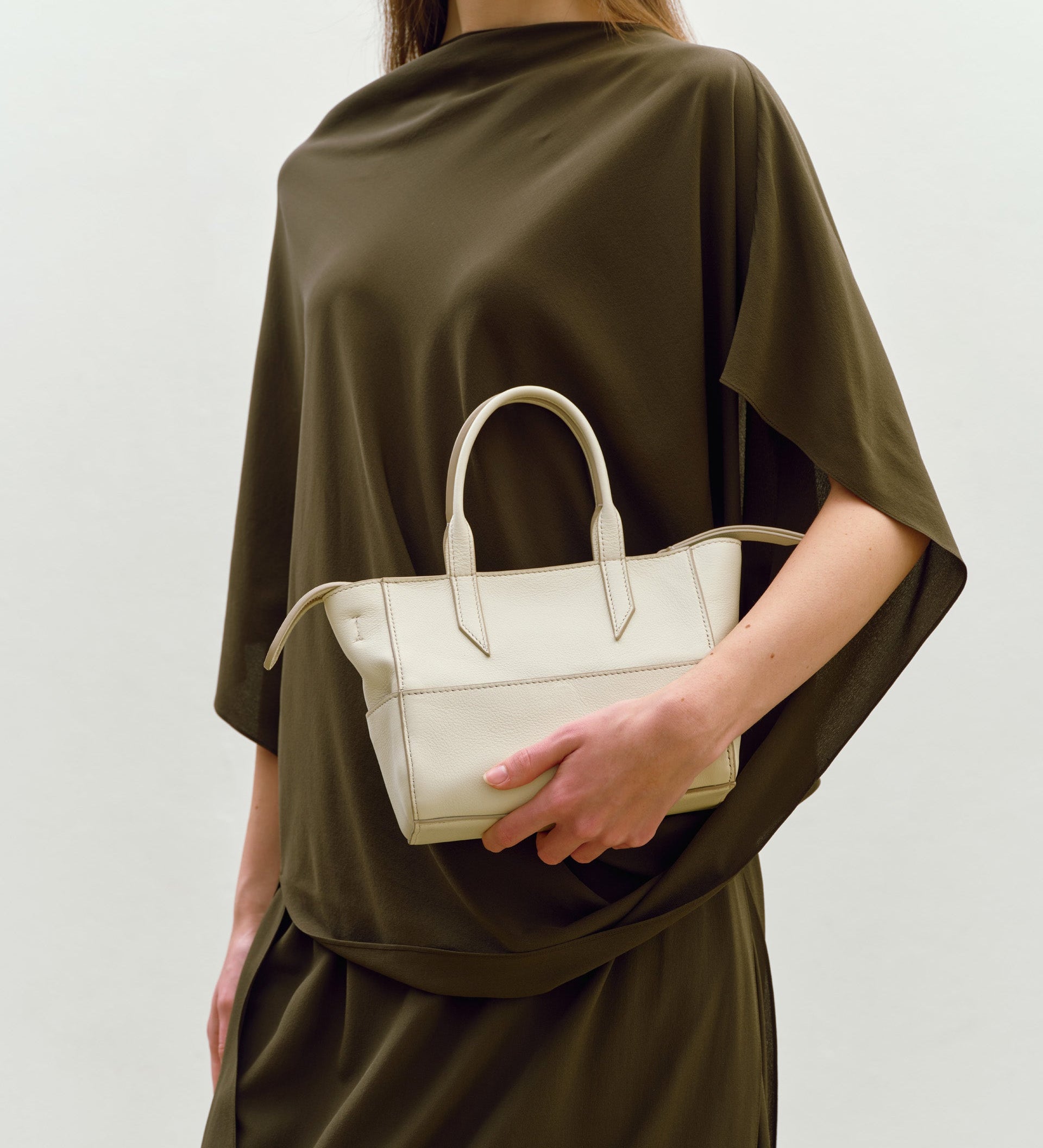 Metier - Incognito 20 Smooth Calfskin White Sand