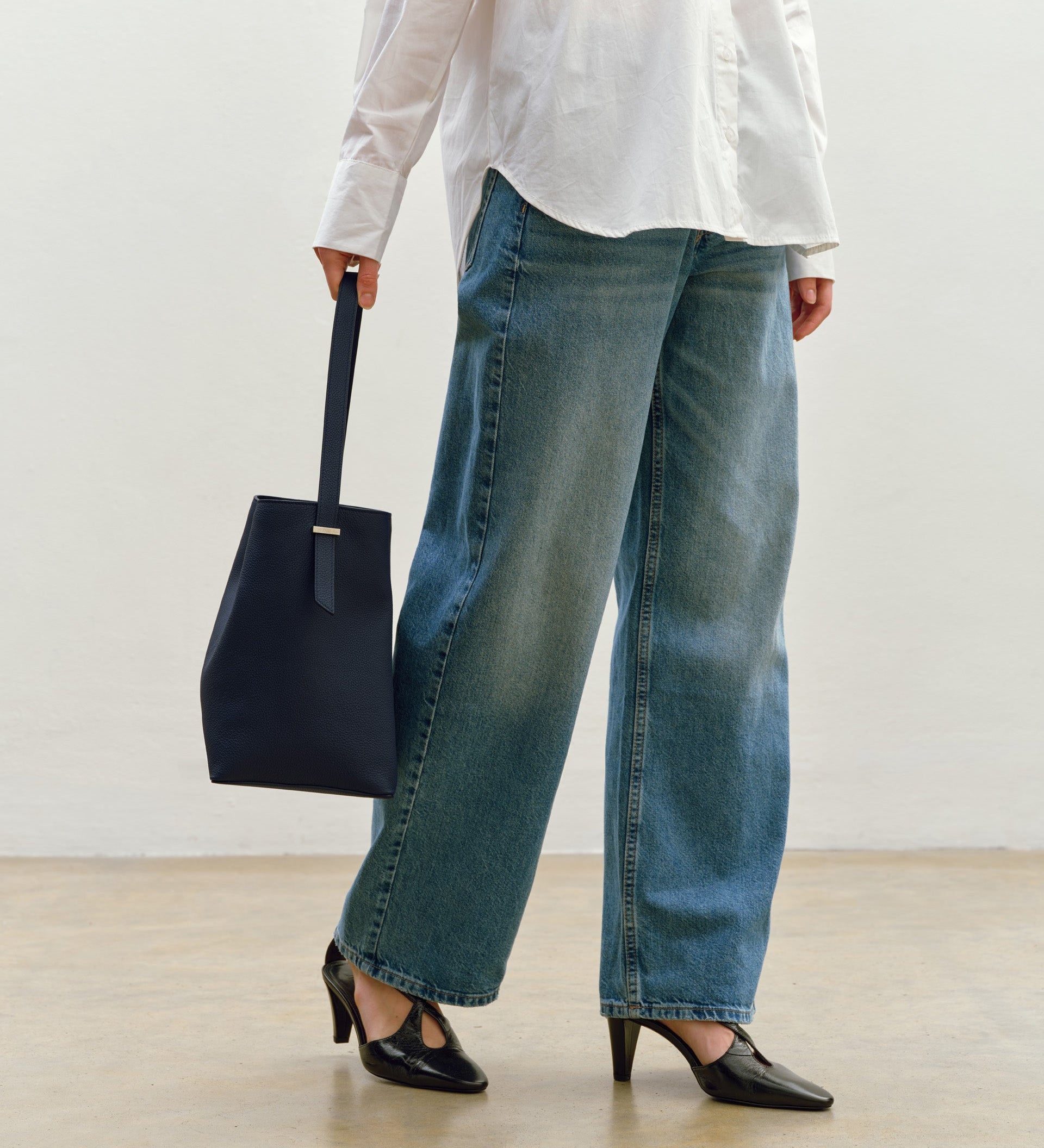 Metier - Tilt 22 Soft Grain Leather Midnight