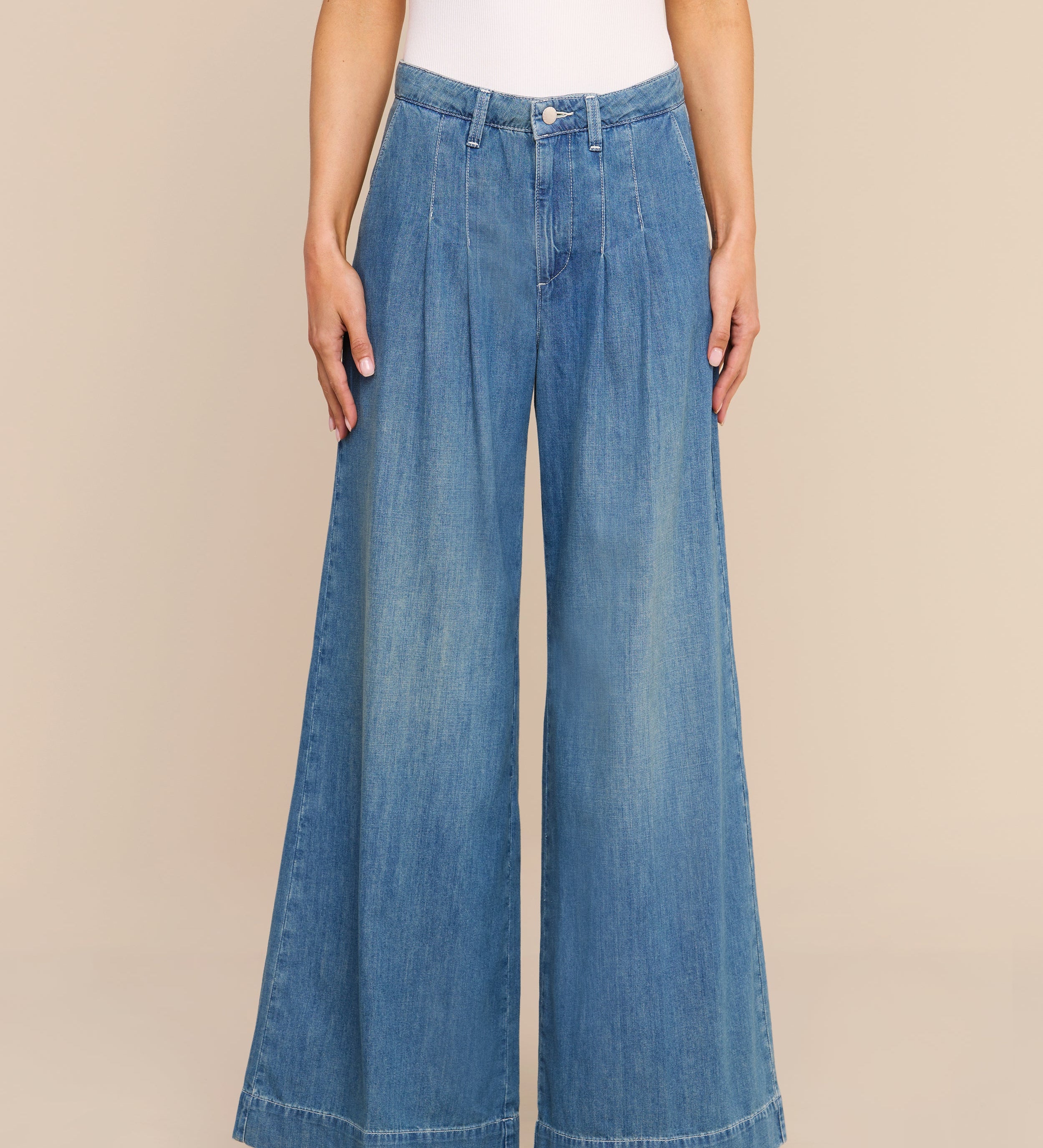 L'AGENCE - Jayani Pleated Wide - Leg Jean