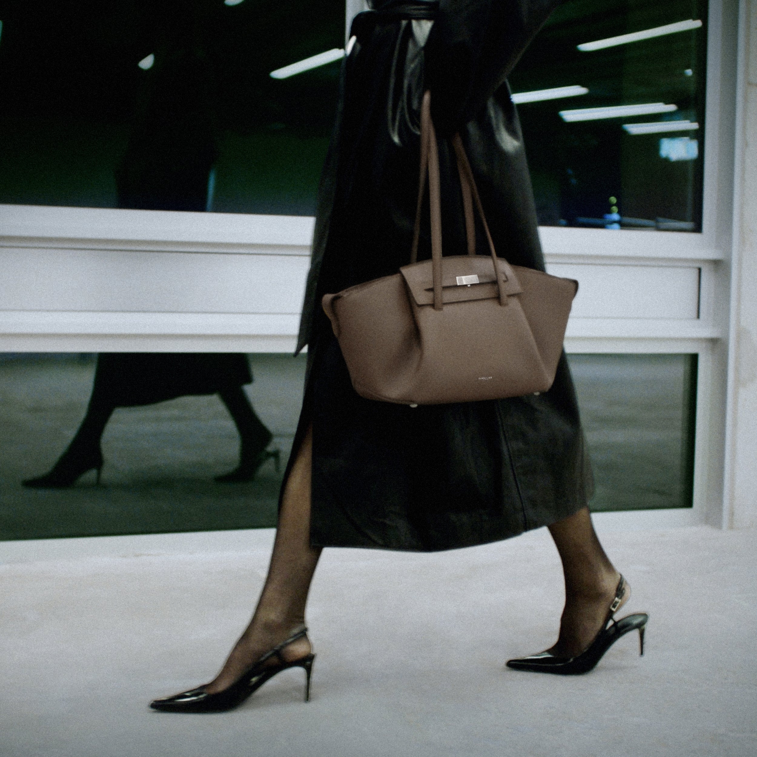 DeMellier - The Midi Brooklyn Dark Taupe Small Grain