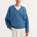 ROHE - V-neck knitted jumper | denim blue melange