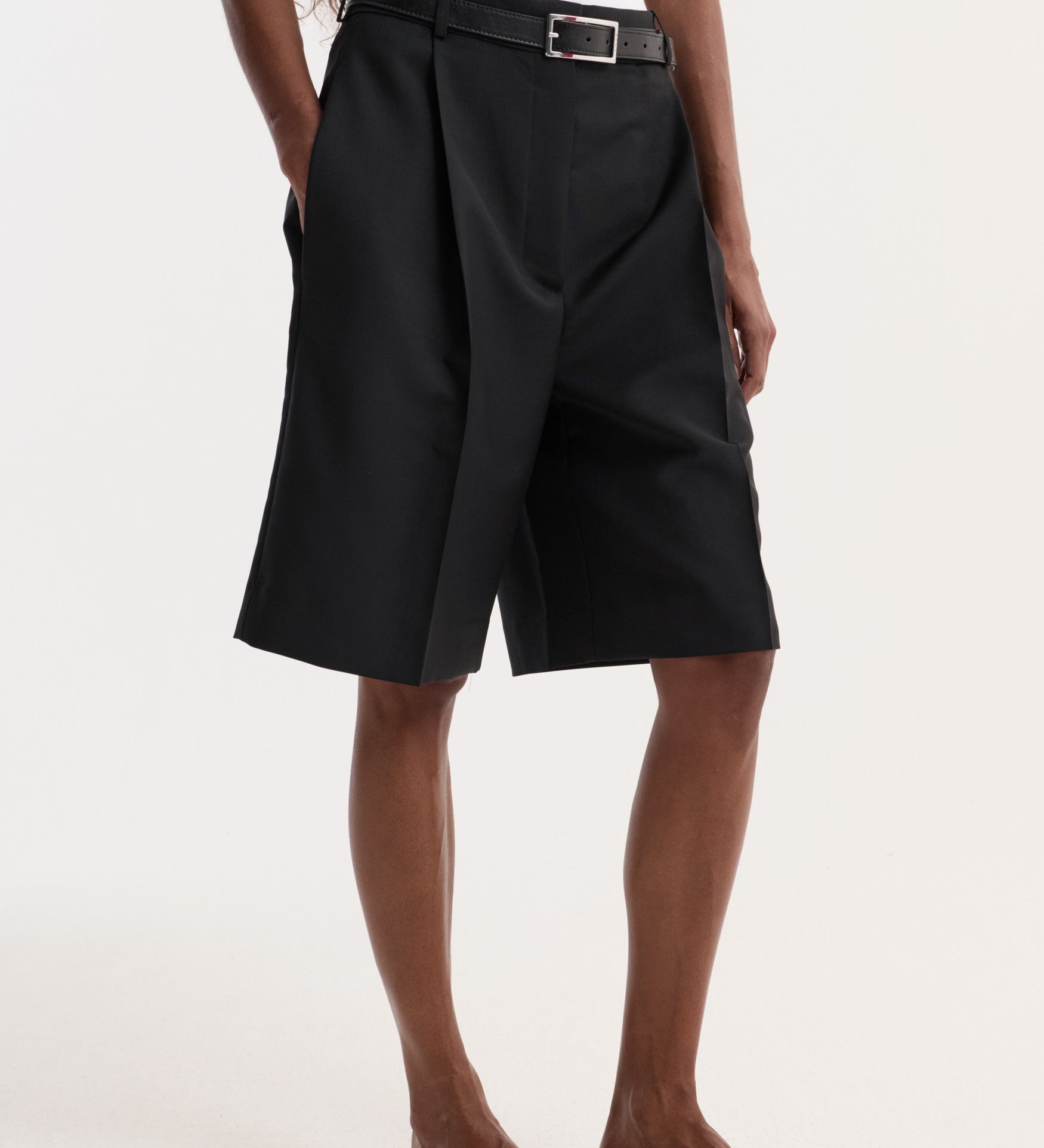 ROHE - Tailored single pleat shorts | black