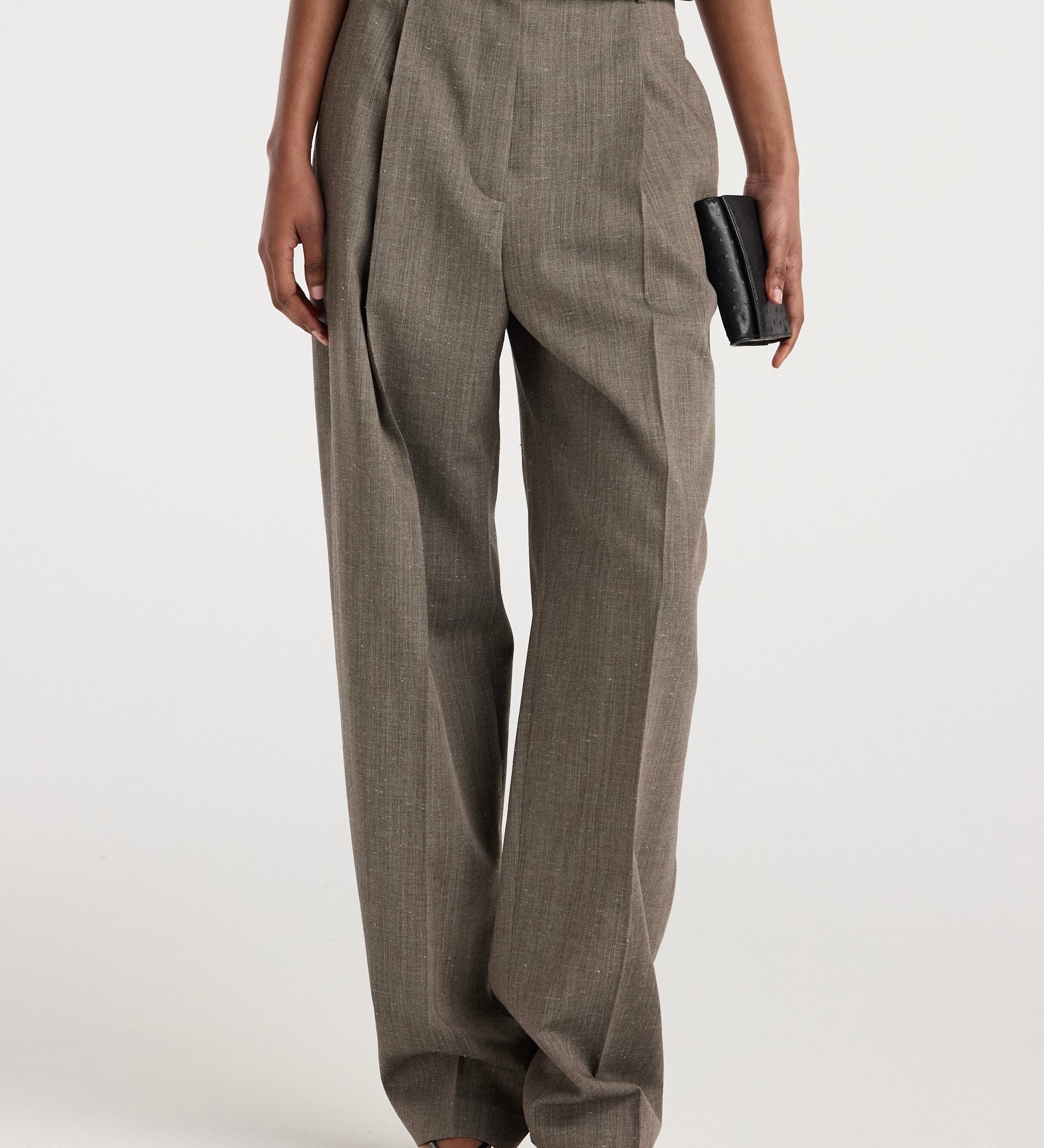 ROHE - Daria - Single pleat tapered trousers | earth slub