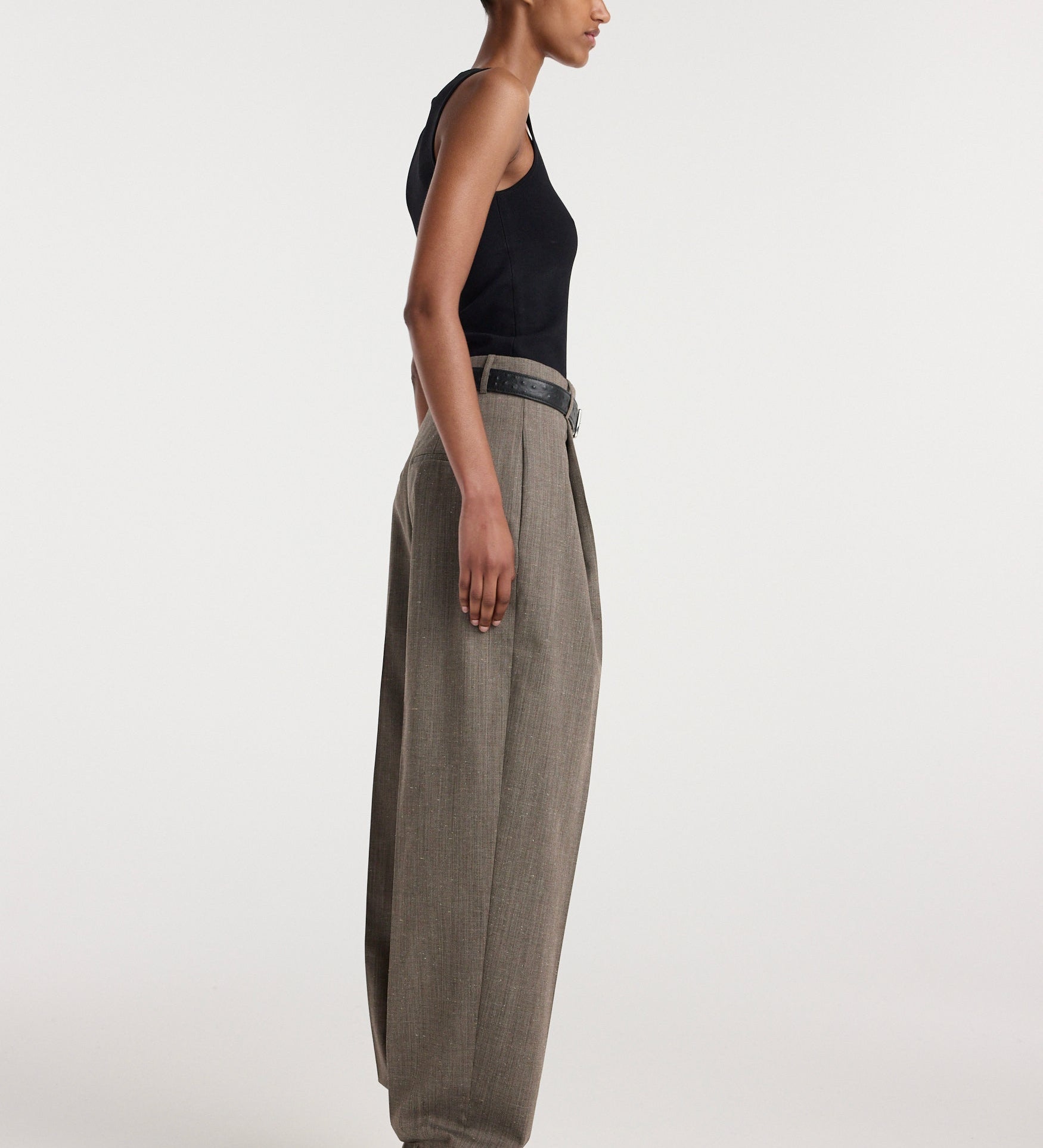 ROHE - Daria - Single pleat tapered trousers | earth slub