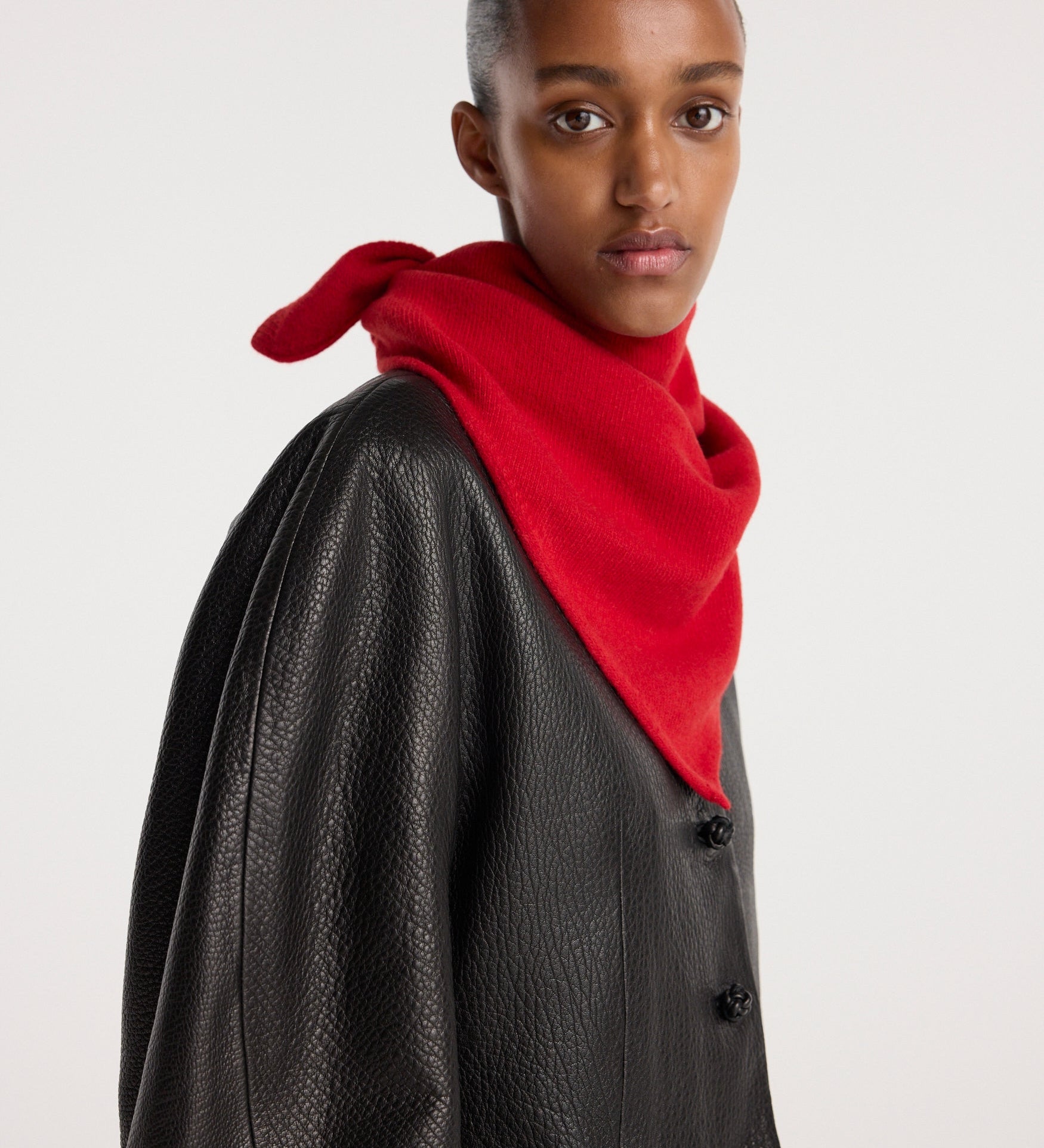 ROHE - Small knitted triangle scarf | red
