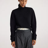 ROHE - Statement shoulder turtleneck | black