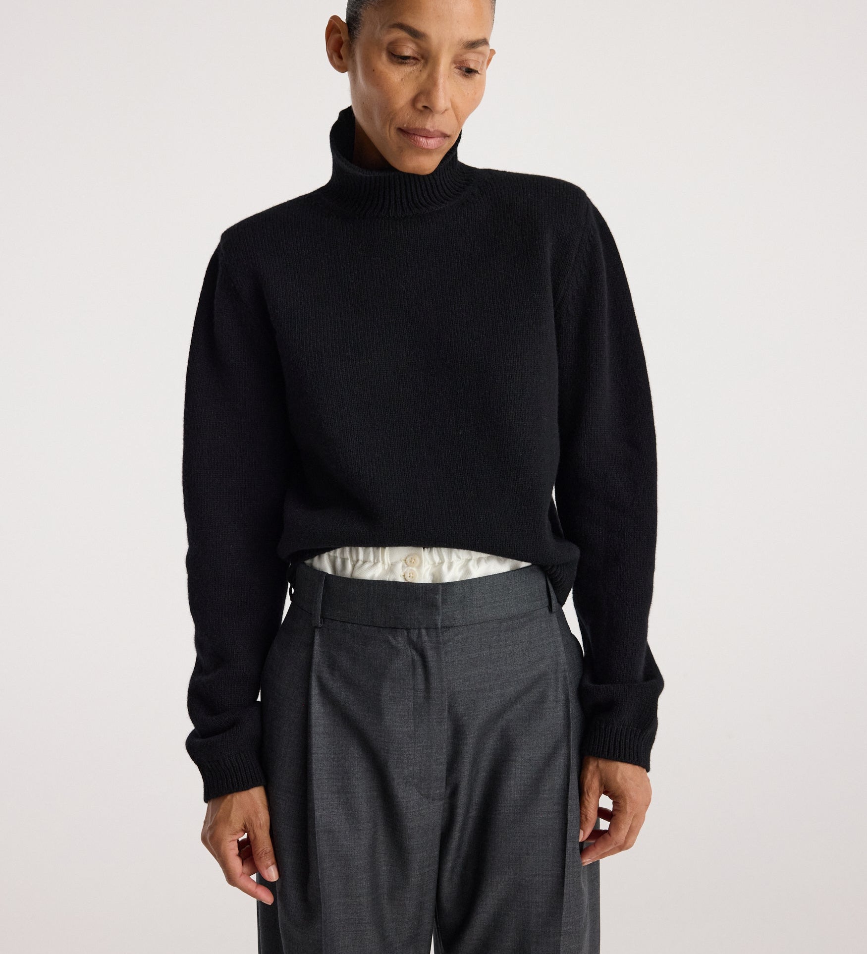 ROHE - Statement shoulder turtleneck | black