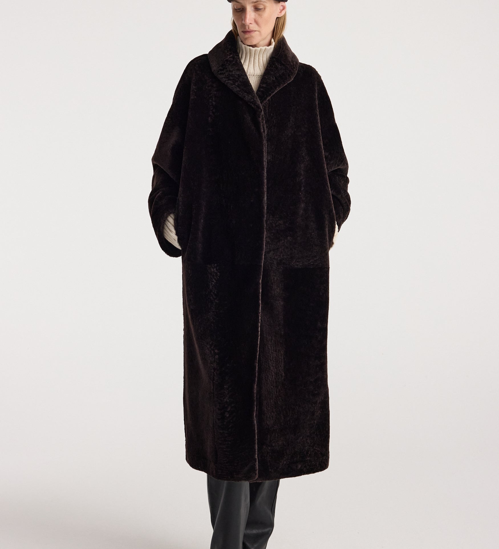 ROHE - Shearling hat | dark chocolate