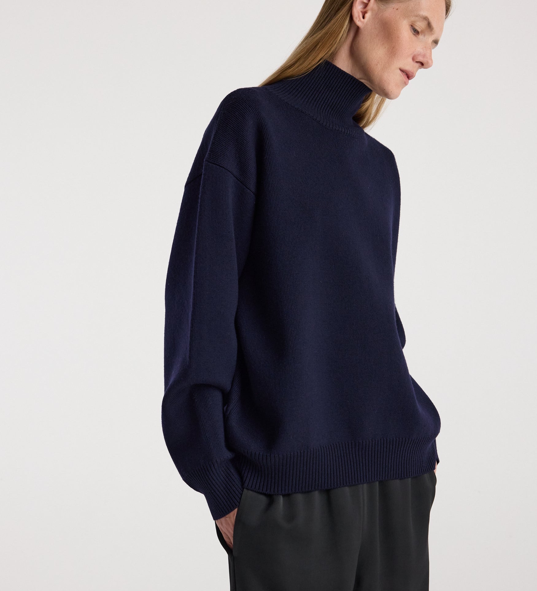 ROHE - Sculptural compact turtleneck | navy