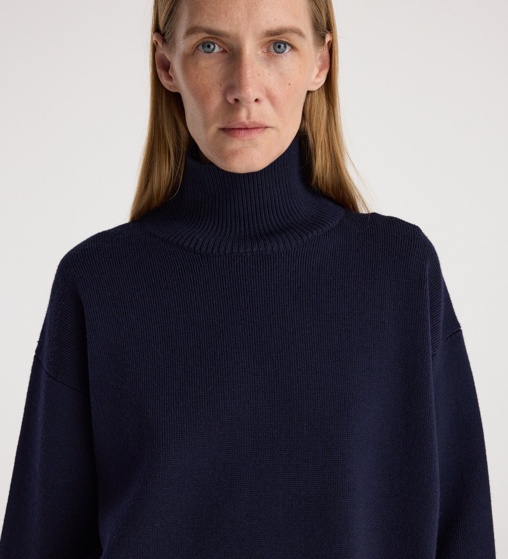 ROHE - Sculptural compact turtleneck | navy