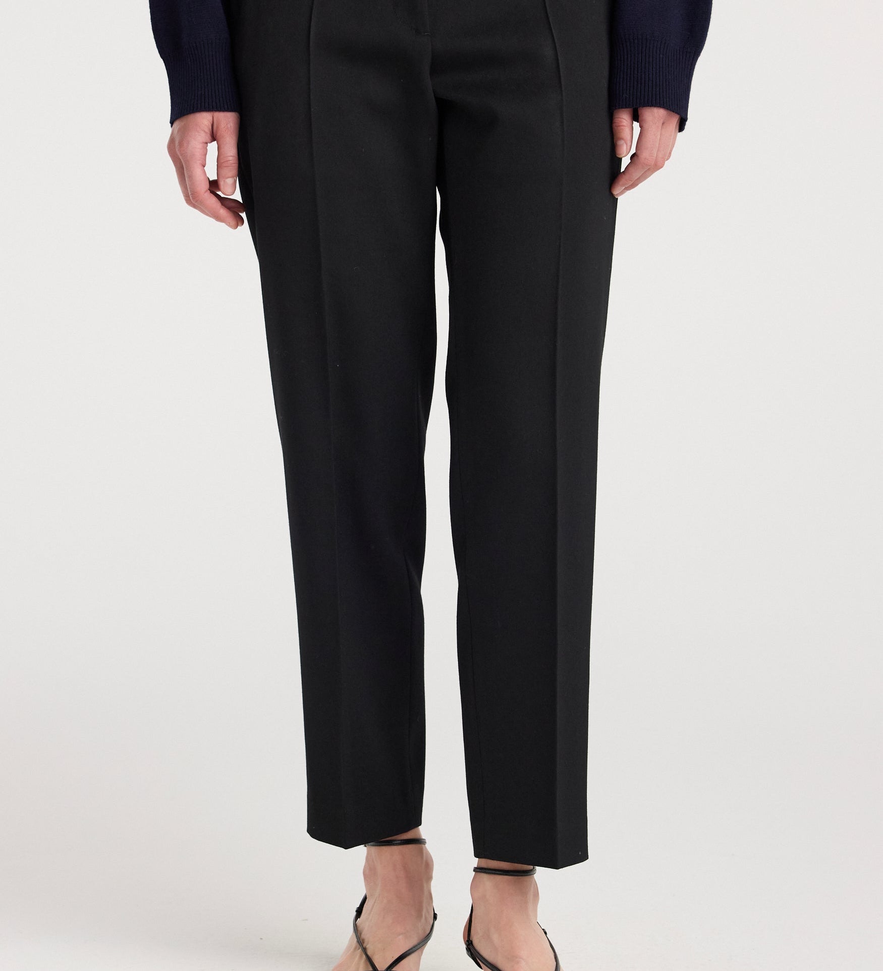 ROHE - Mies - Cigarette leg tailored trousers | black