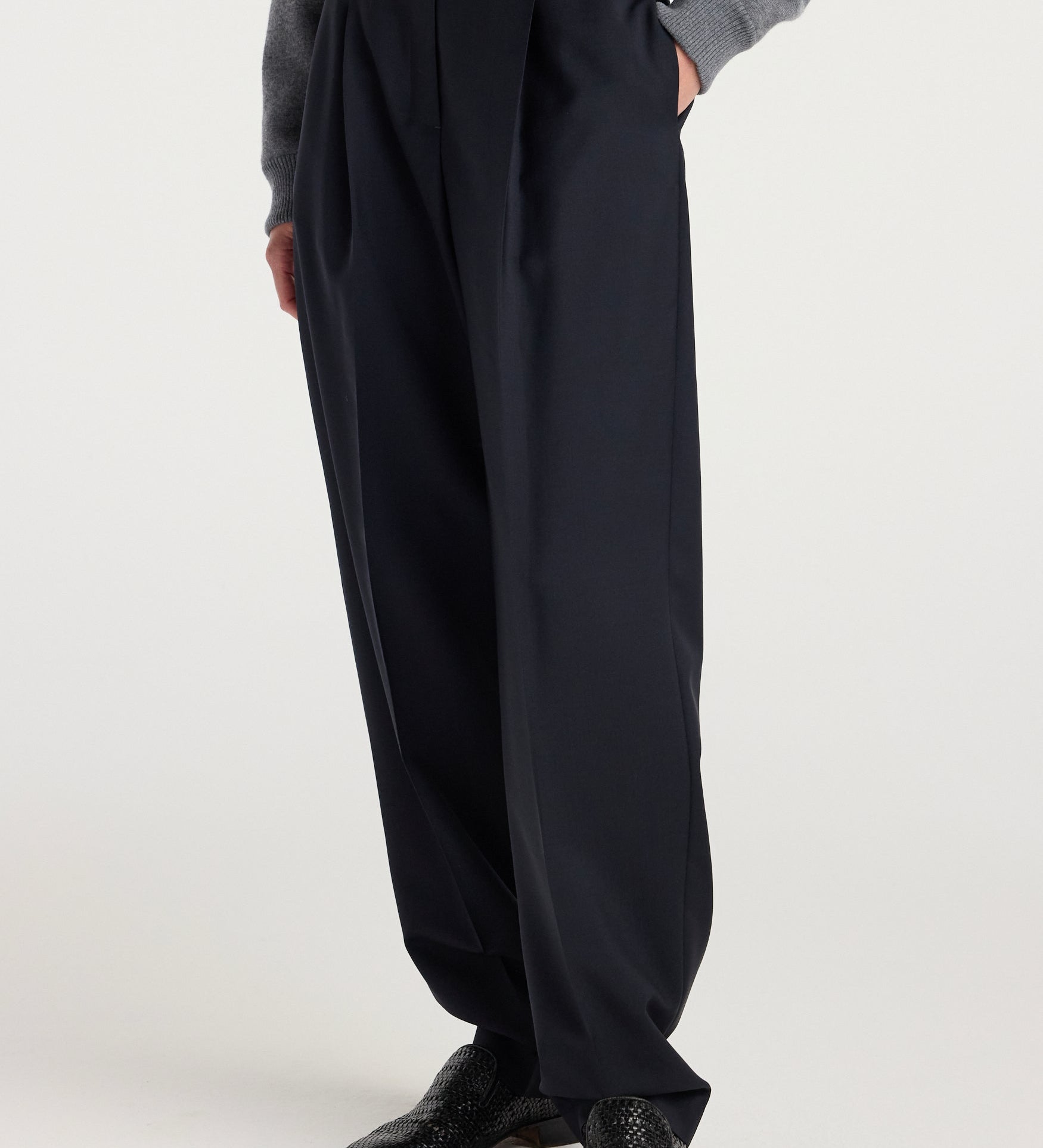 ROHE - Daria - Single pleat tapered trousers | navy