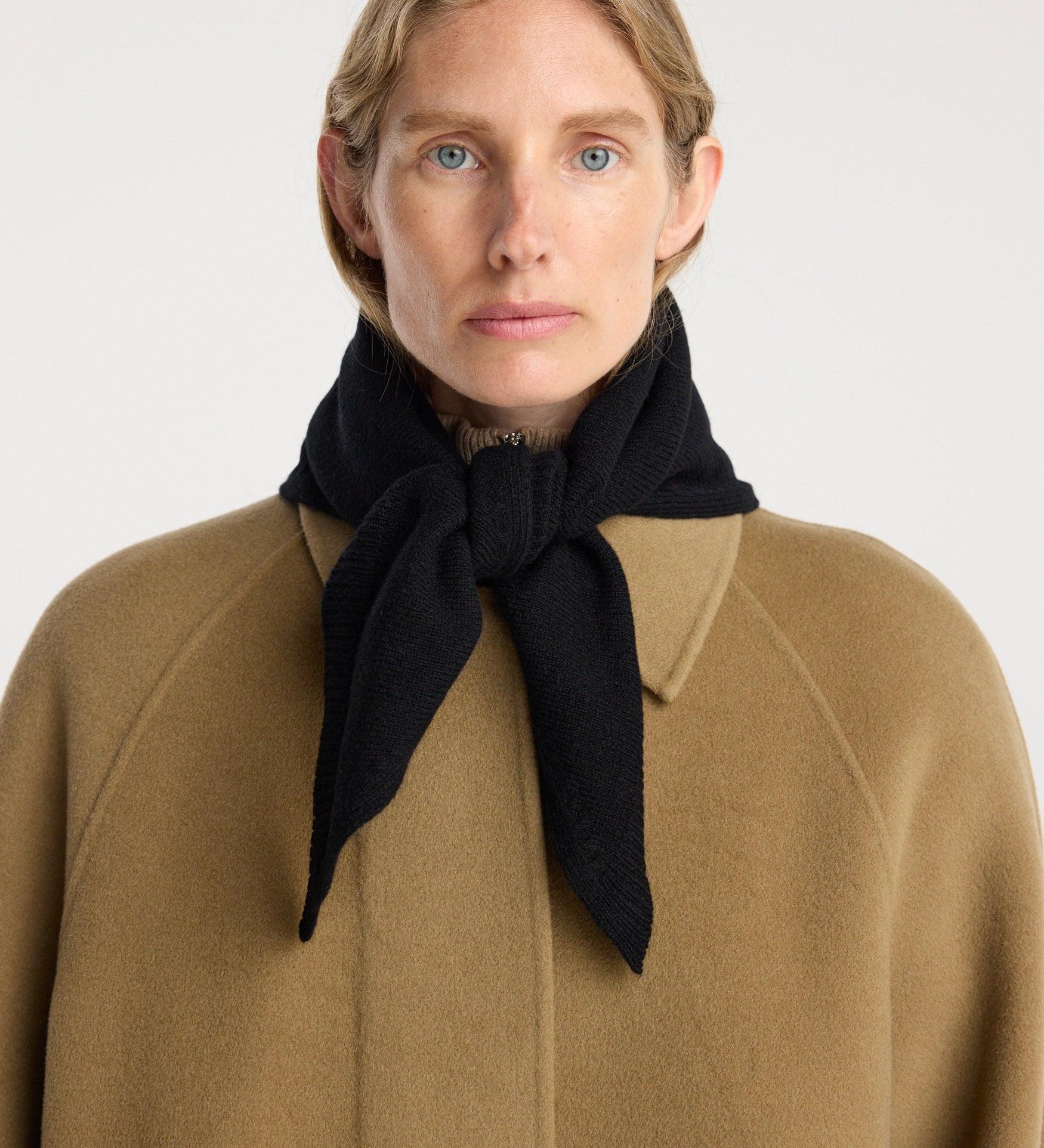 ROHE - Small knitted triangle scarf | black
