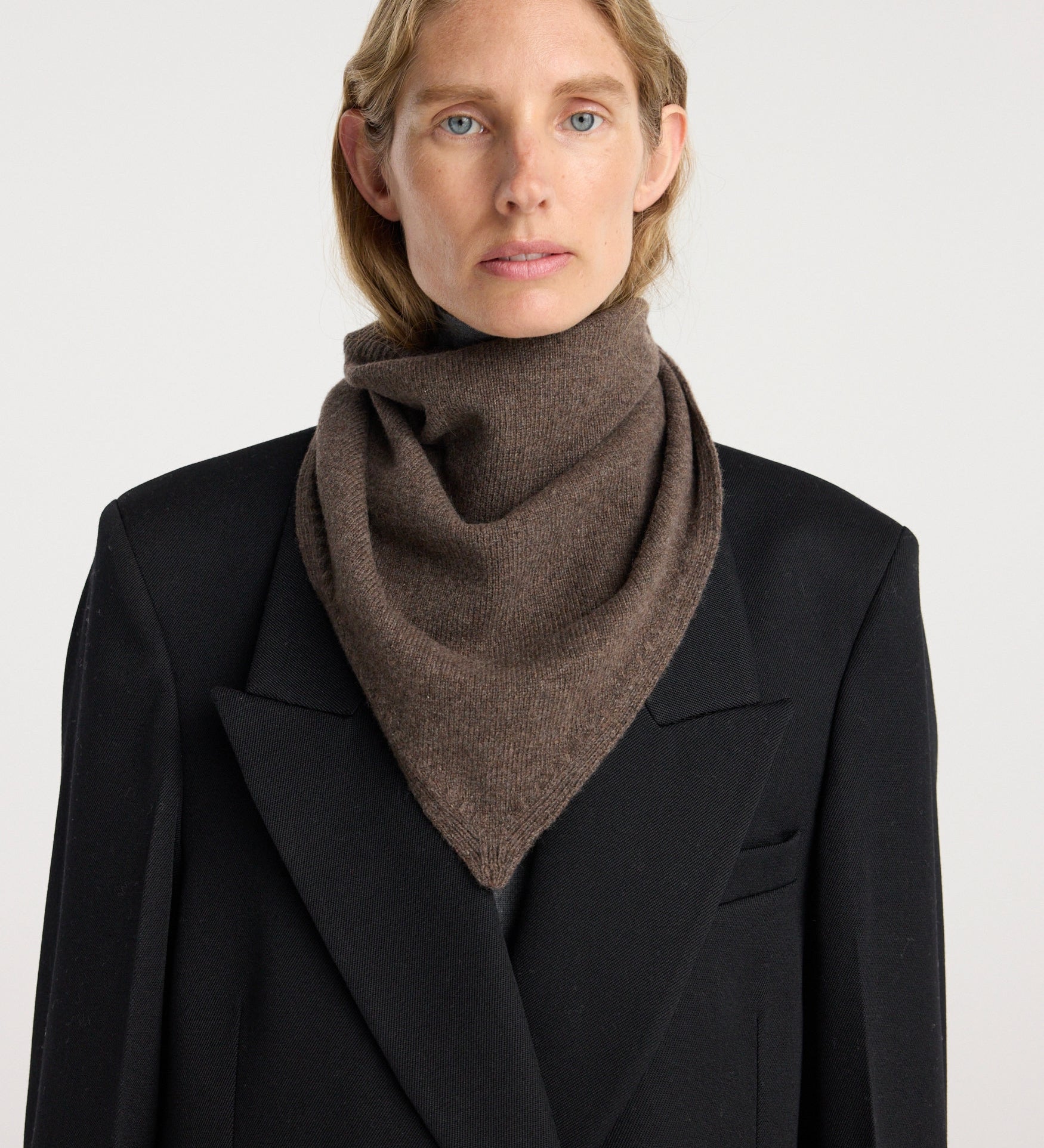 ROHE - Small knitted triangle scarf | taupe melange