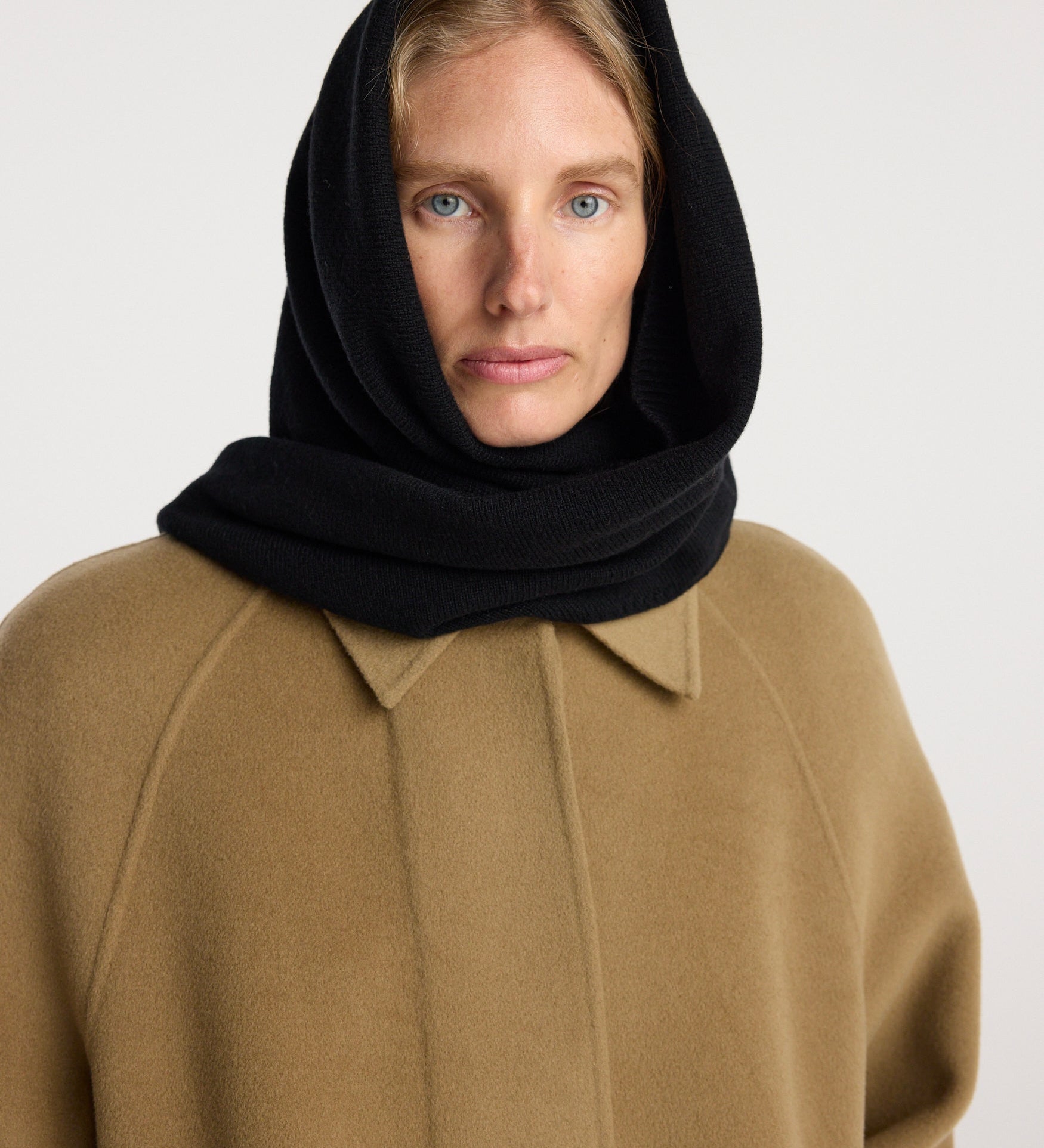 ROHE - Large knitted triangle scarf | black