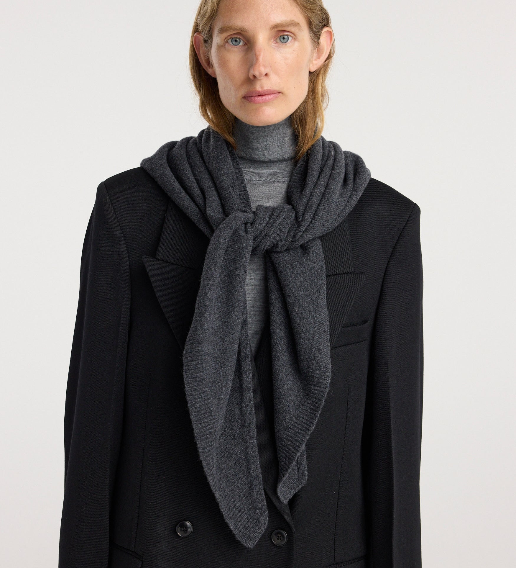 ROHE - Large knitted triangle scarf | anthracite melange
