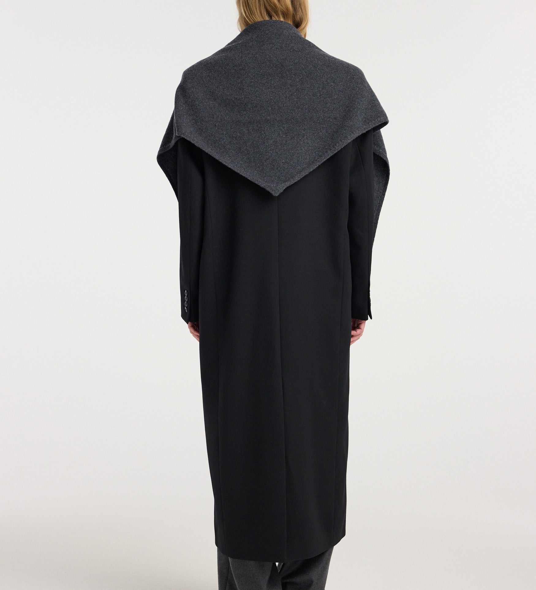 ROHE - Large knitted triangle scarf | anthracite melange