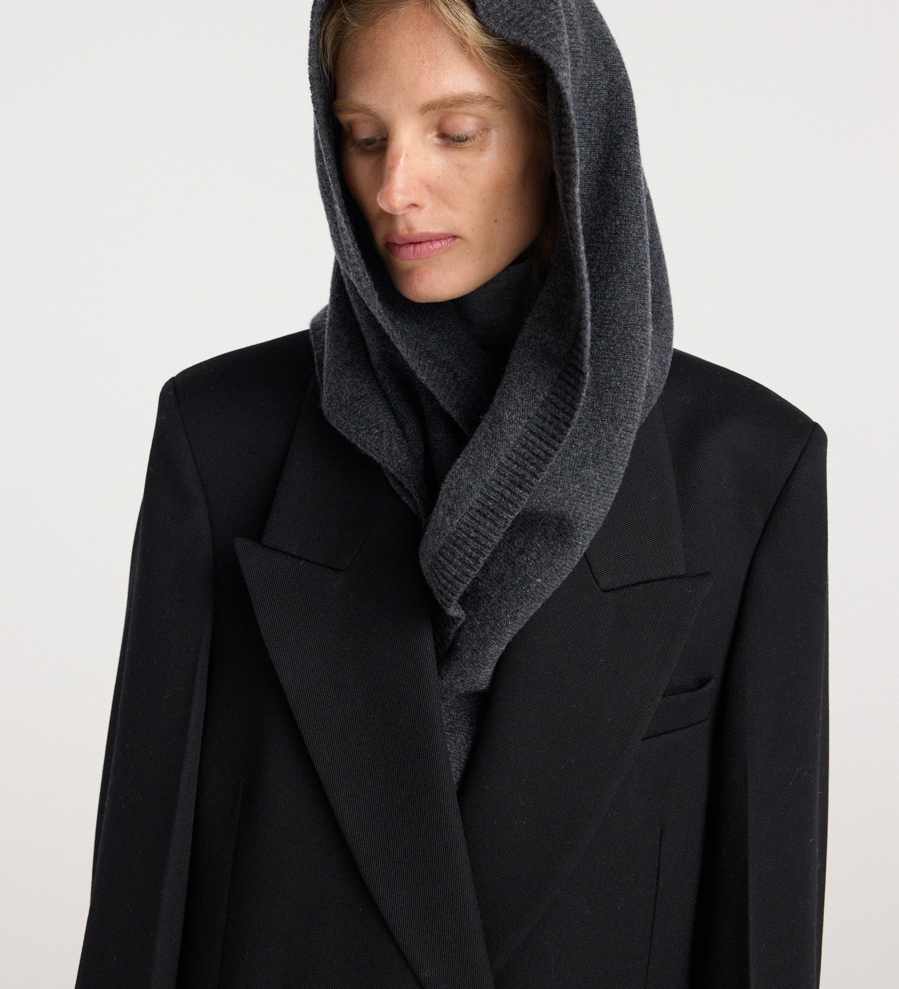ROHE - Large knitted triangle scarf | anthracite melange