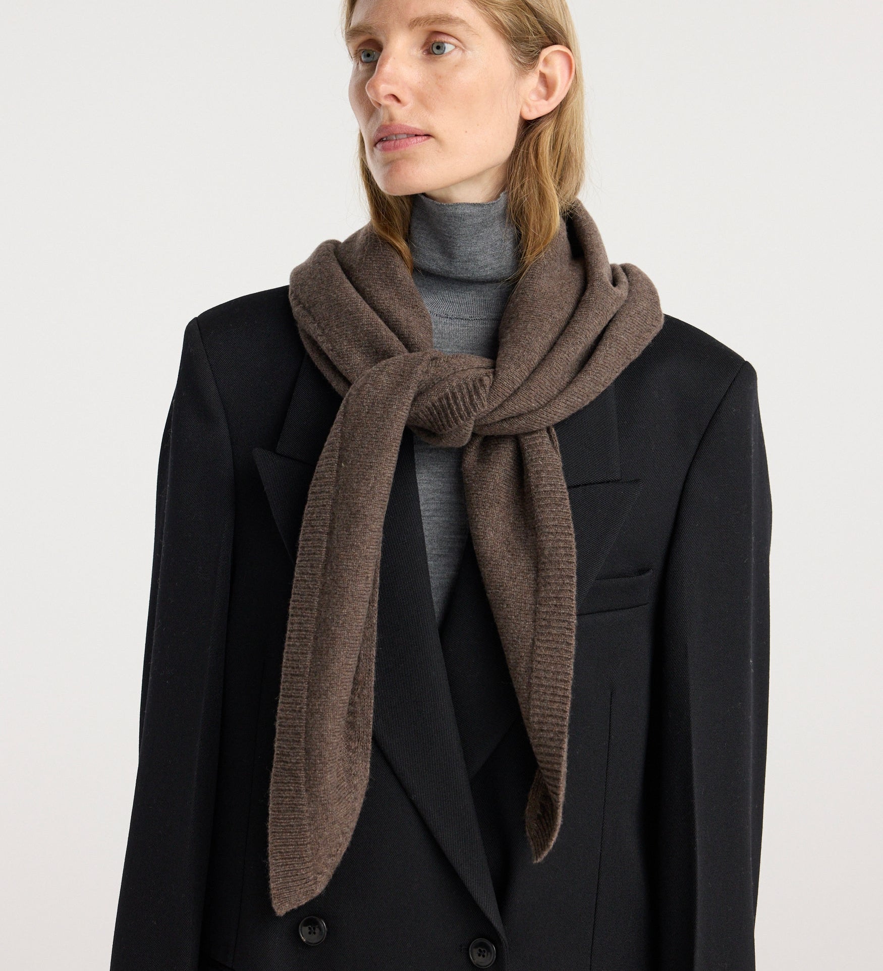 ROHE - Large knitted triangle scarf | taupe melange