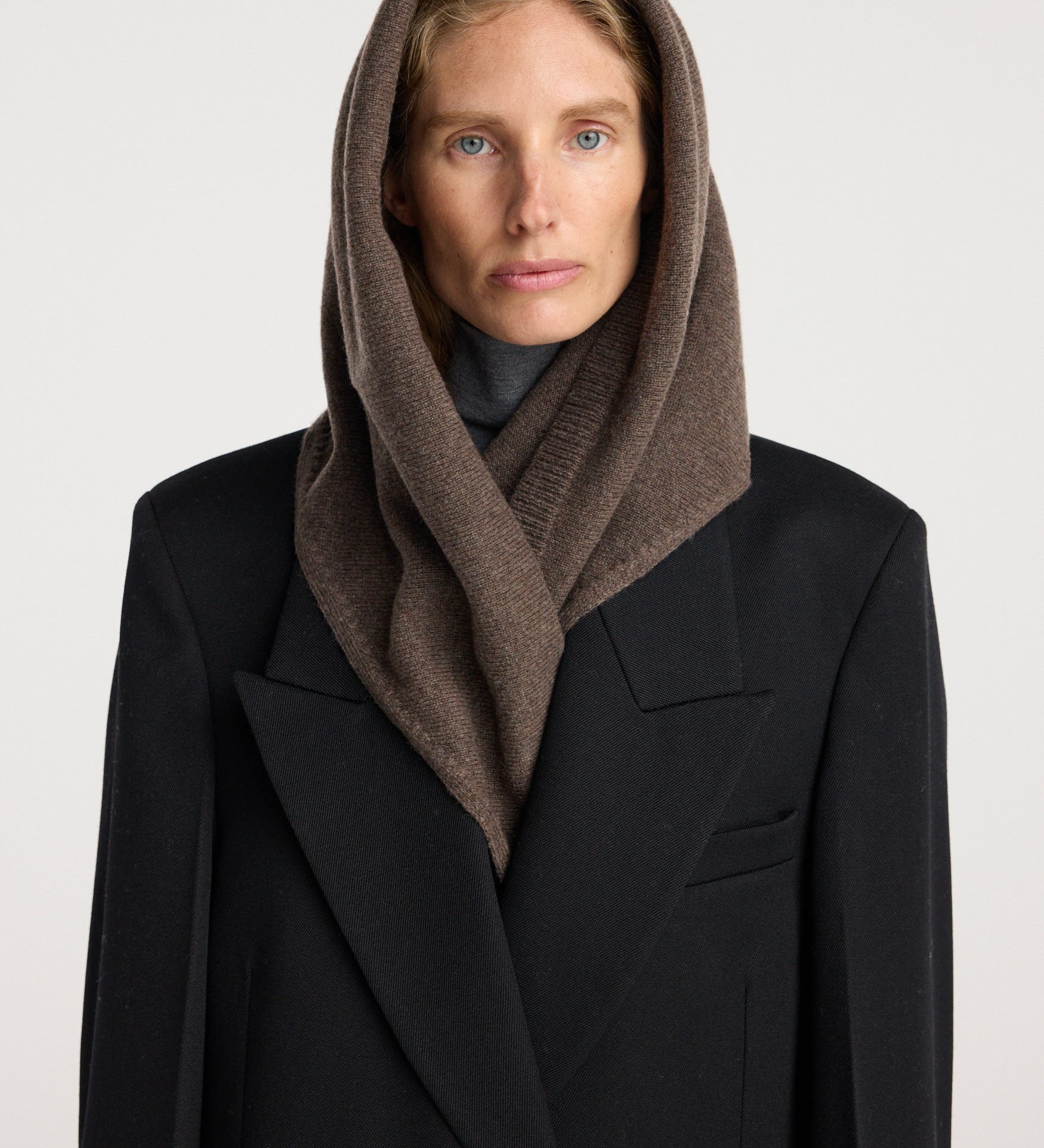ROHE - Large knitted triangle scarf | taupe melange