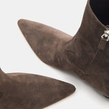 Le Monde Beryl - Camille Boot / Pepper Suede
