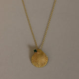 Kinn - Vintage 18k Emerald Shell Pendant