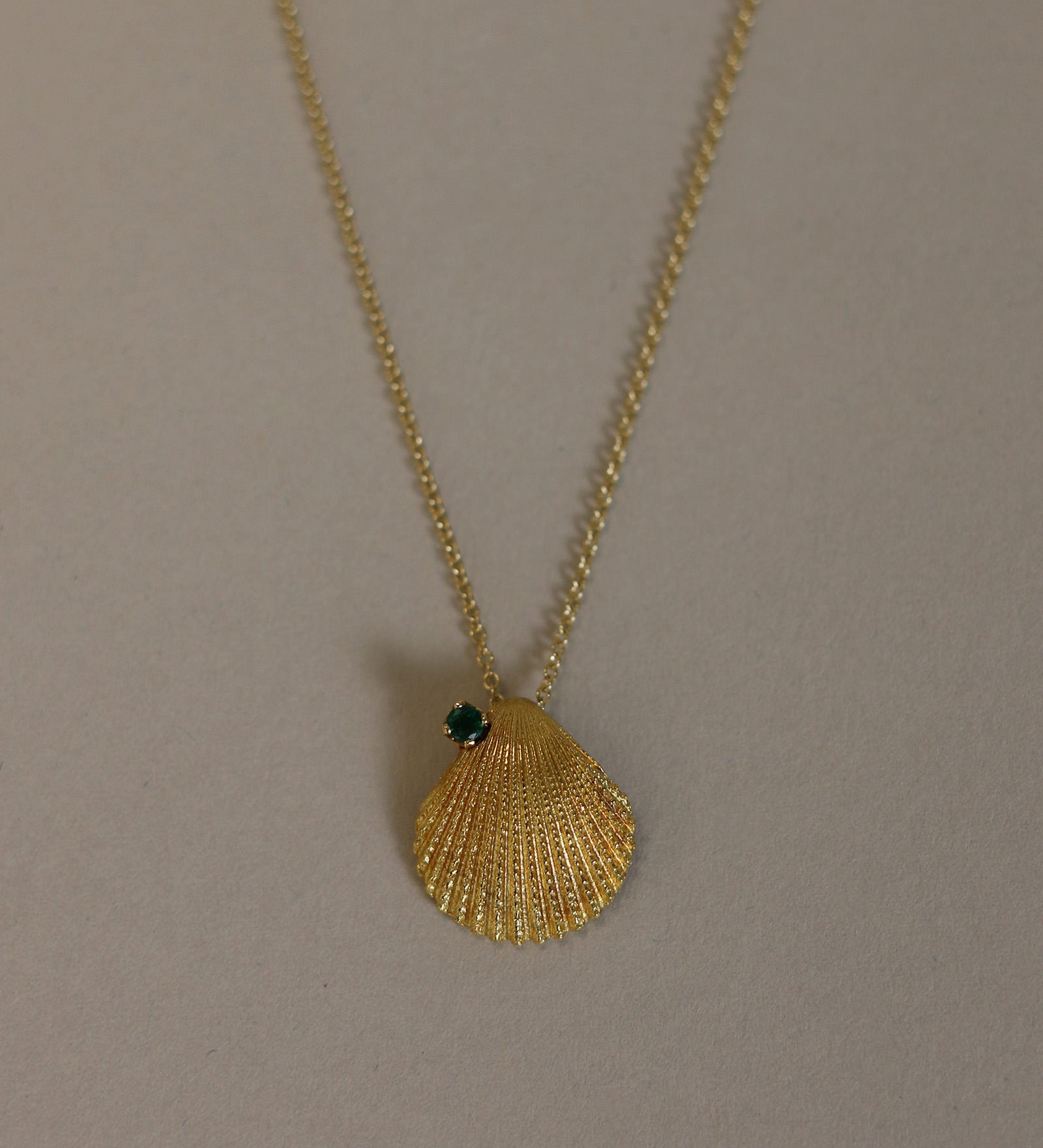 Kinn - Vintage 18k Emerald Shell Pendant