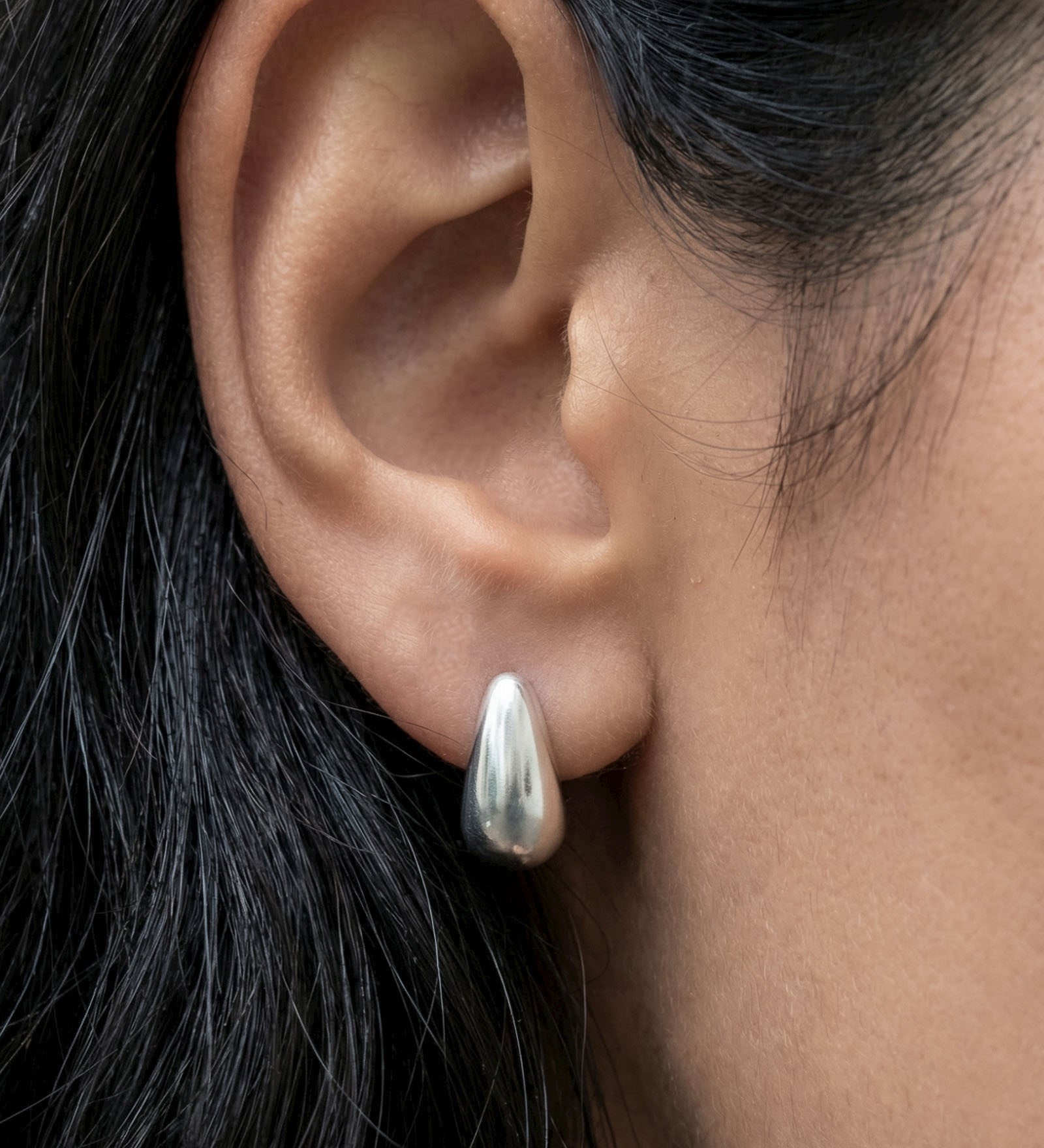 Kinn - Teardrop Hoop Earrings Silver