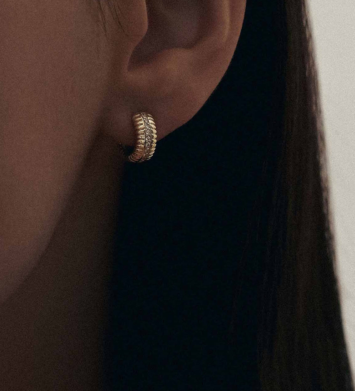 Kinn - Solis Ribbed Pavé Diamond Hoop Earrings