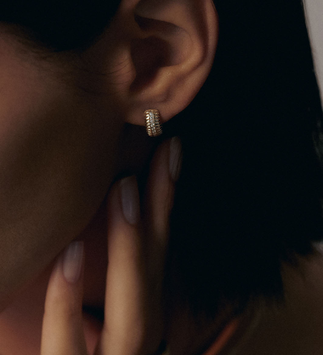 Kinn - Solis Ribbed Pavé Diamond Hoop Earrings