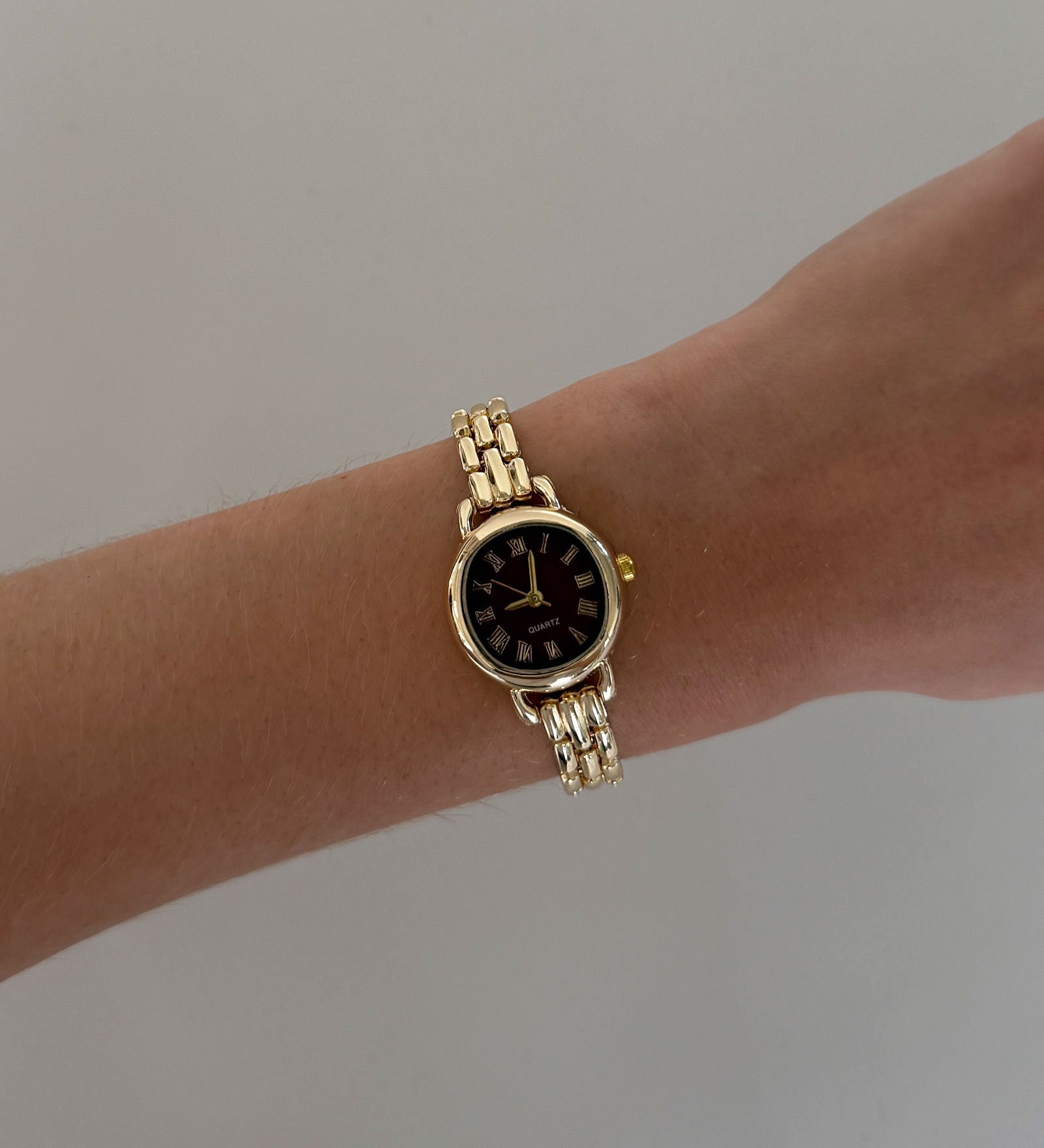 Kinn - Vintage Quartz Burgundy Face Watch