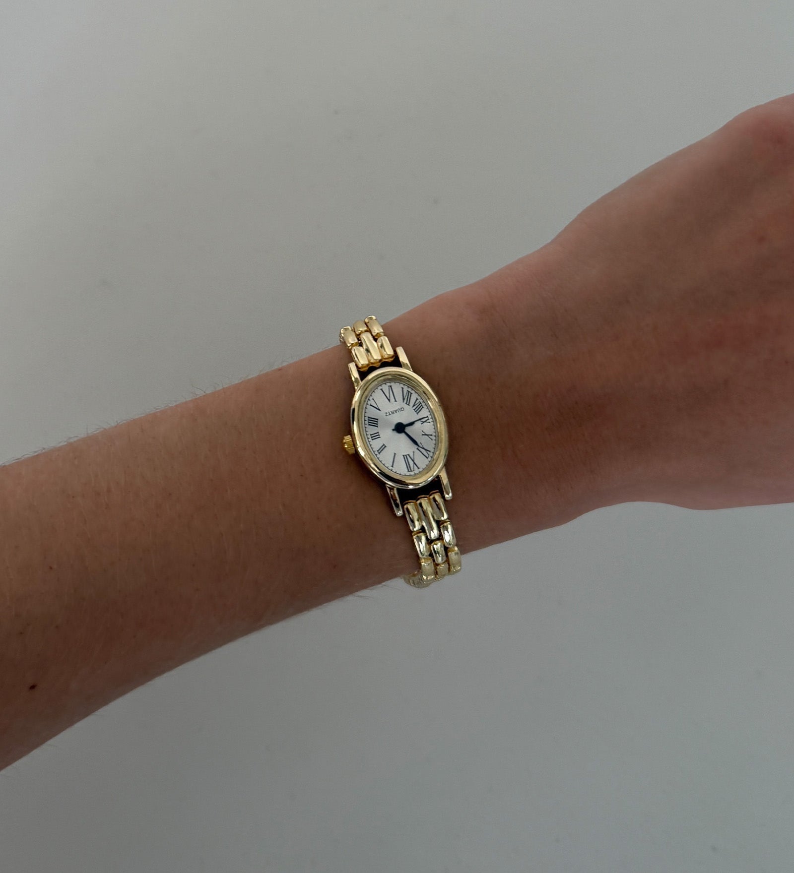 Kinn - Vintage Quartz Oval Watch