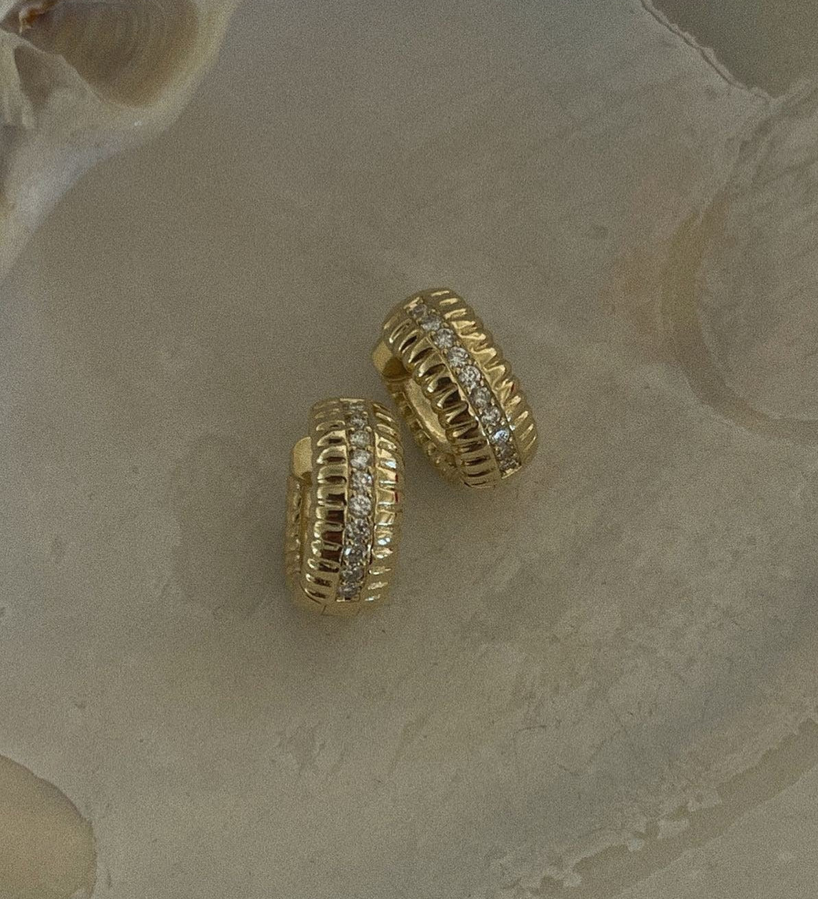 Kinn - Solis Ribbed Pavé Diamond Hoop Earrings