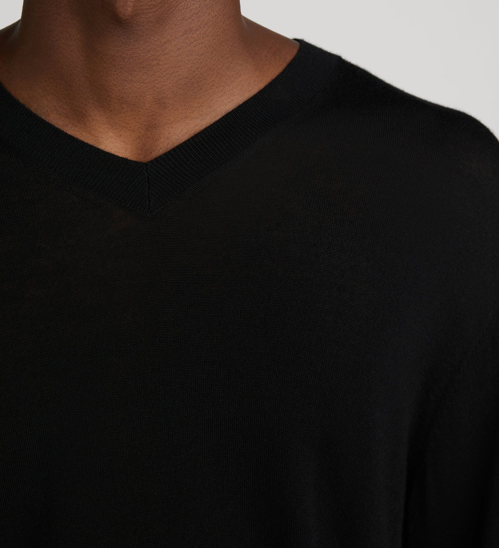 FRAME - Fine Gauge V - Neck Sweater