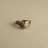 Kinn - Vintage 14K Gold Wave Ring with Diamonds