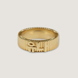 Kinn - Heritage Ribbed Name Ring