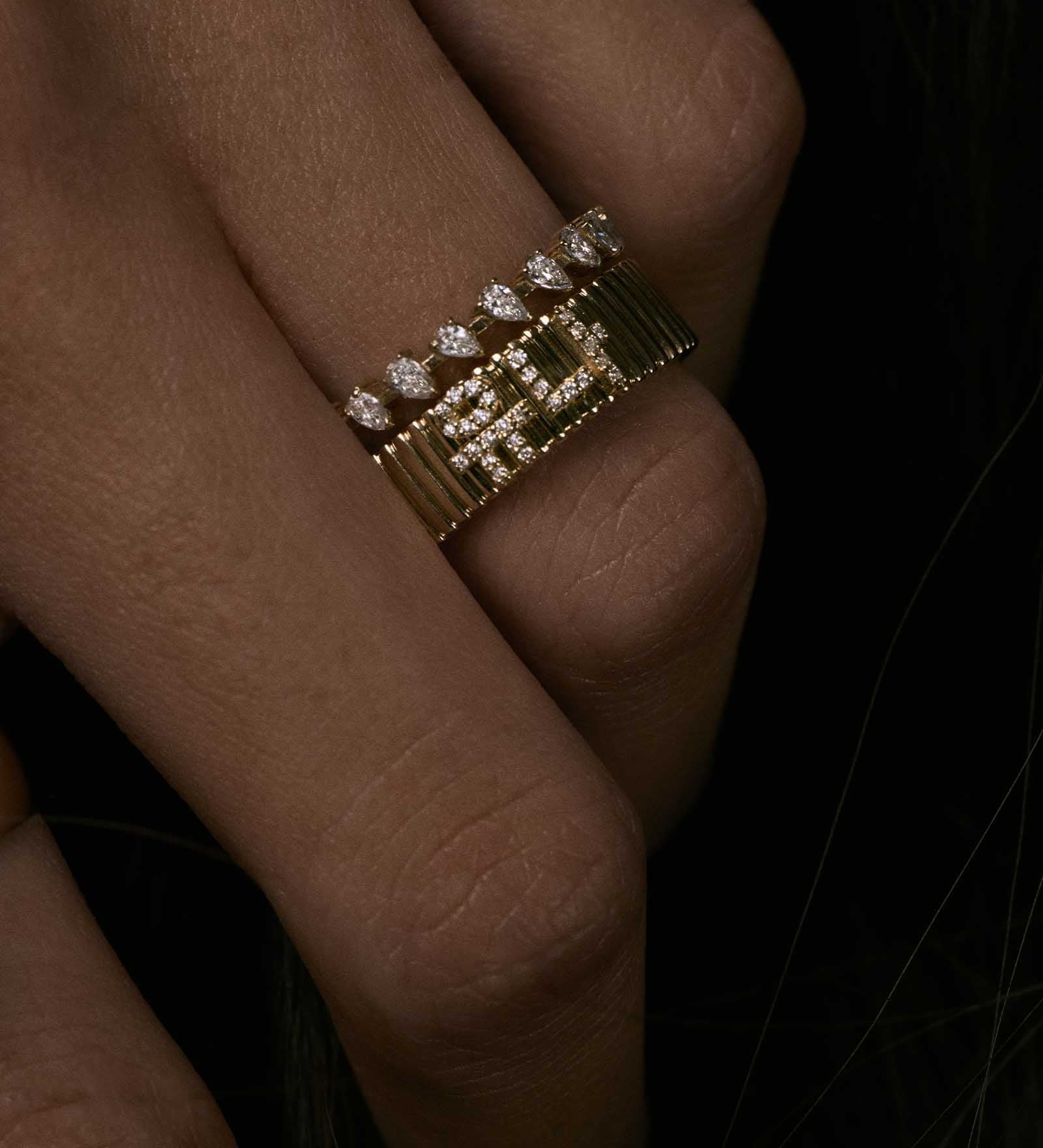 Kinn - Heritage Ribbed Pavé Diamond Name Ring
