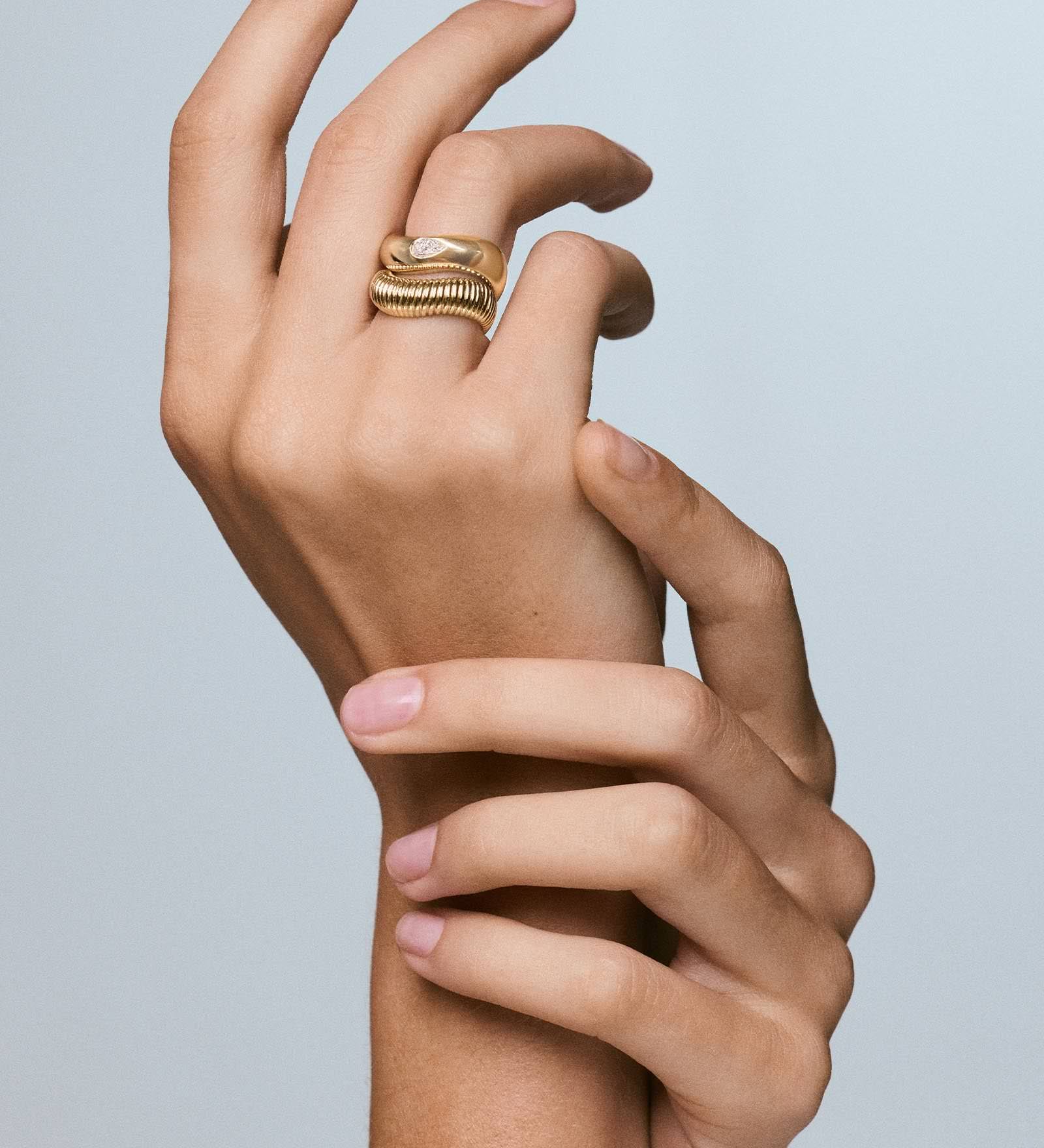 Kinn - Demi Curve & Coil Ring Stack