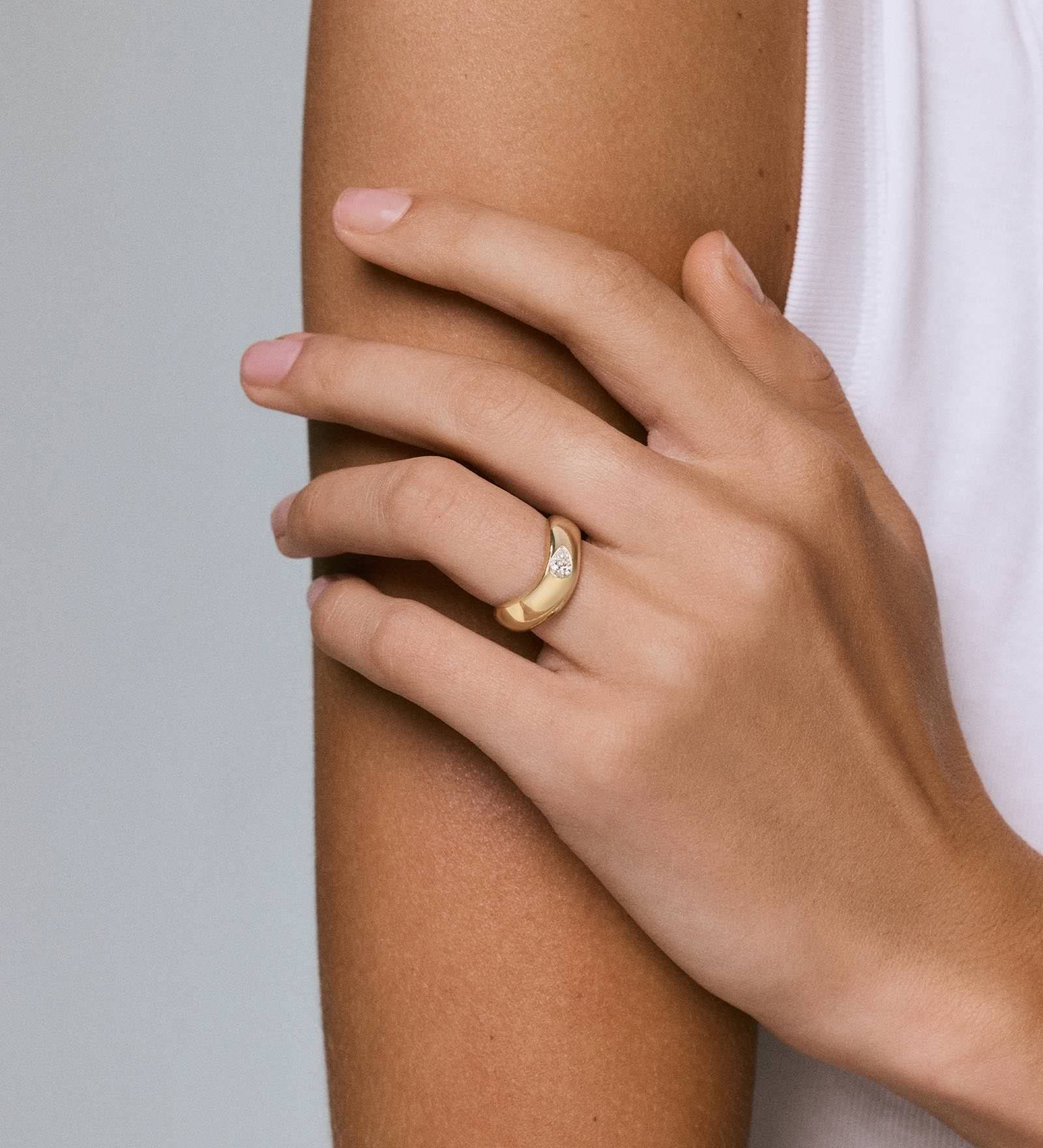 Kinn - Demi Curve Band Ring