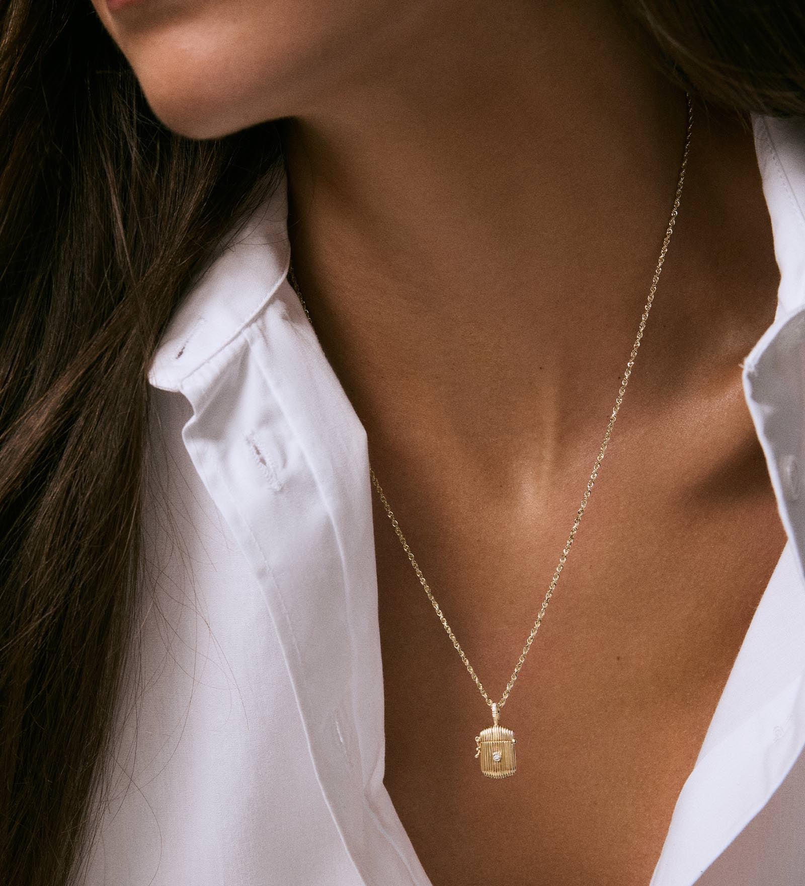 Kinn - Relic Ribbed Locket Necklace Emerald
