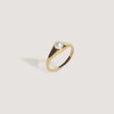 Kinn - Pearl Signet Ring