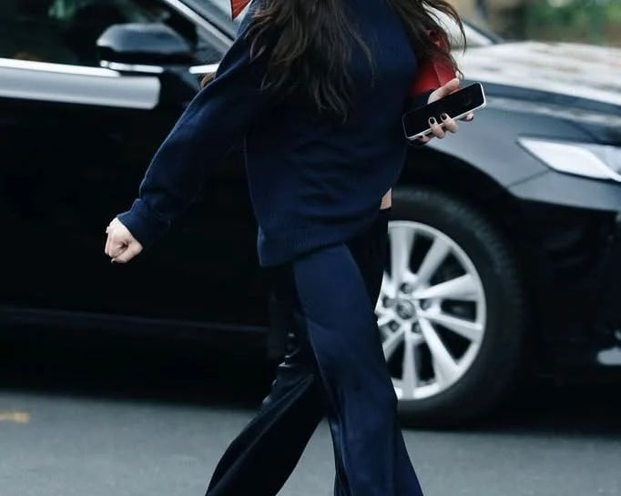 stylish woman walking on the streets in cute outfit