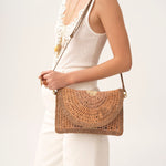 Chloé Chloé - Summer Banana flat pouch with strap in raffia