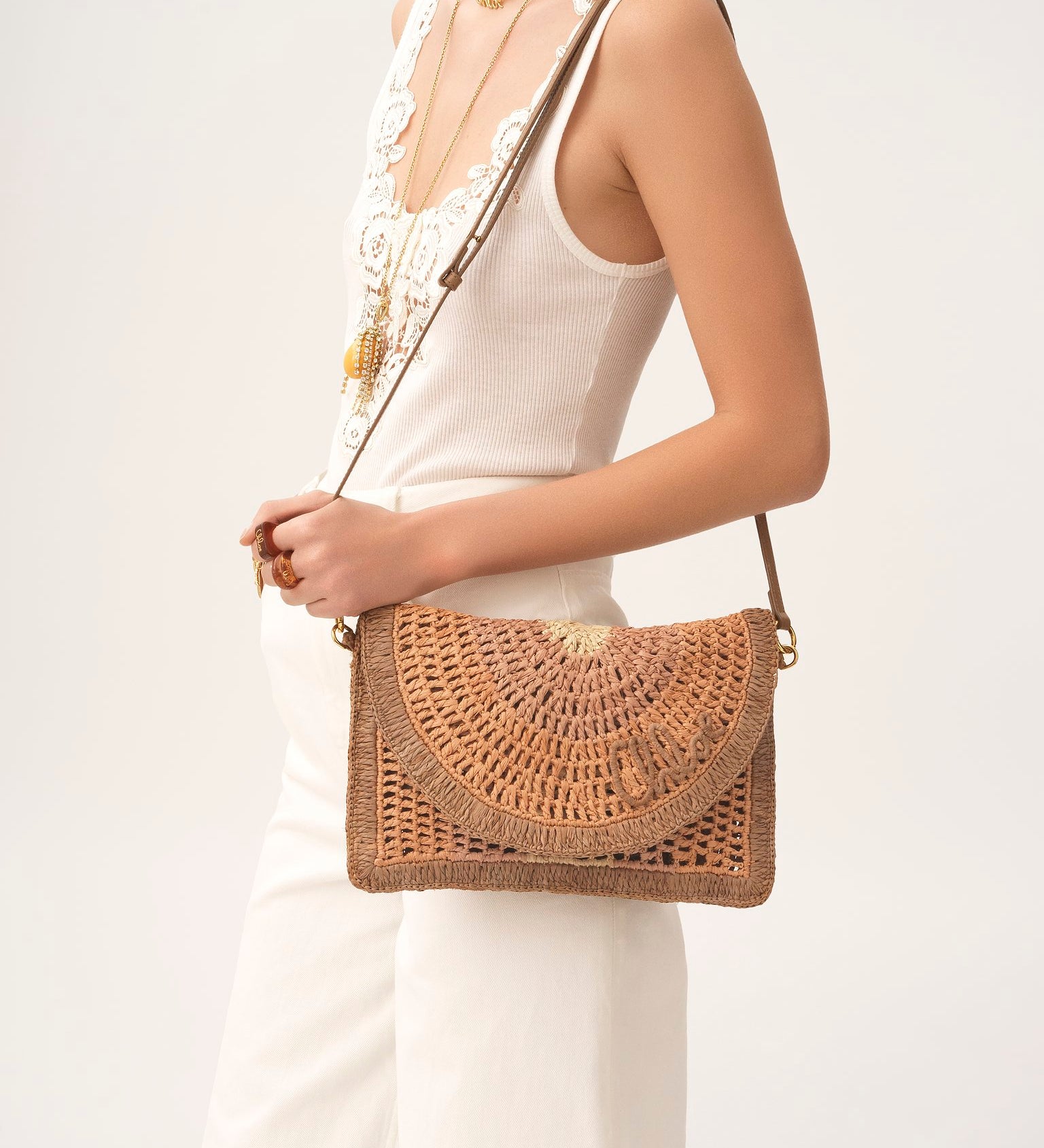 Chloé Chloé - Summer Banana flat pouch with strap in raffia