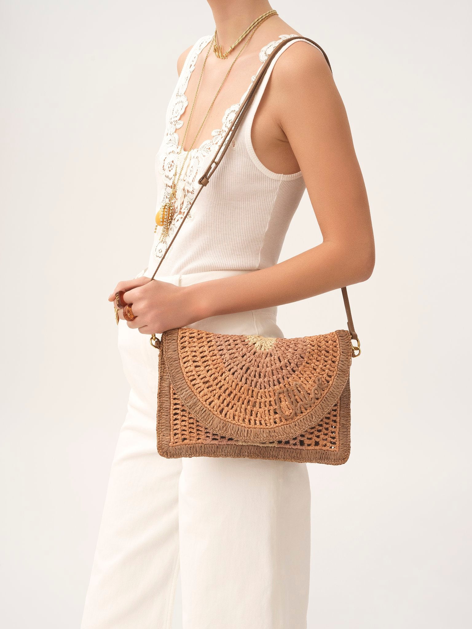Chloé Chloé - Summer Banana flat pouch with strap in raffia